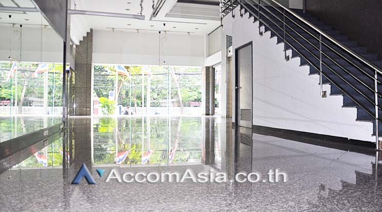 Voravit Building Retail / shophouse For Rent BTS Chong Nonsi in Surawo01