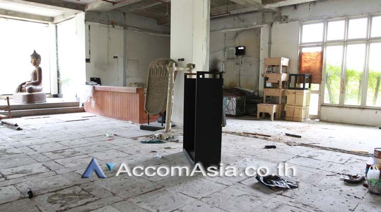 Baan Chao Praya Retail / shophouse For Rent BTS Krung Thon Buri in Som03