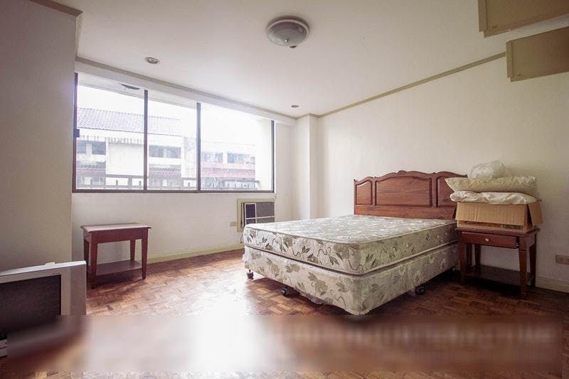 "2BR Condo for Rent in LPL Plaza, Salcedo Village, Makati"08