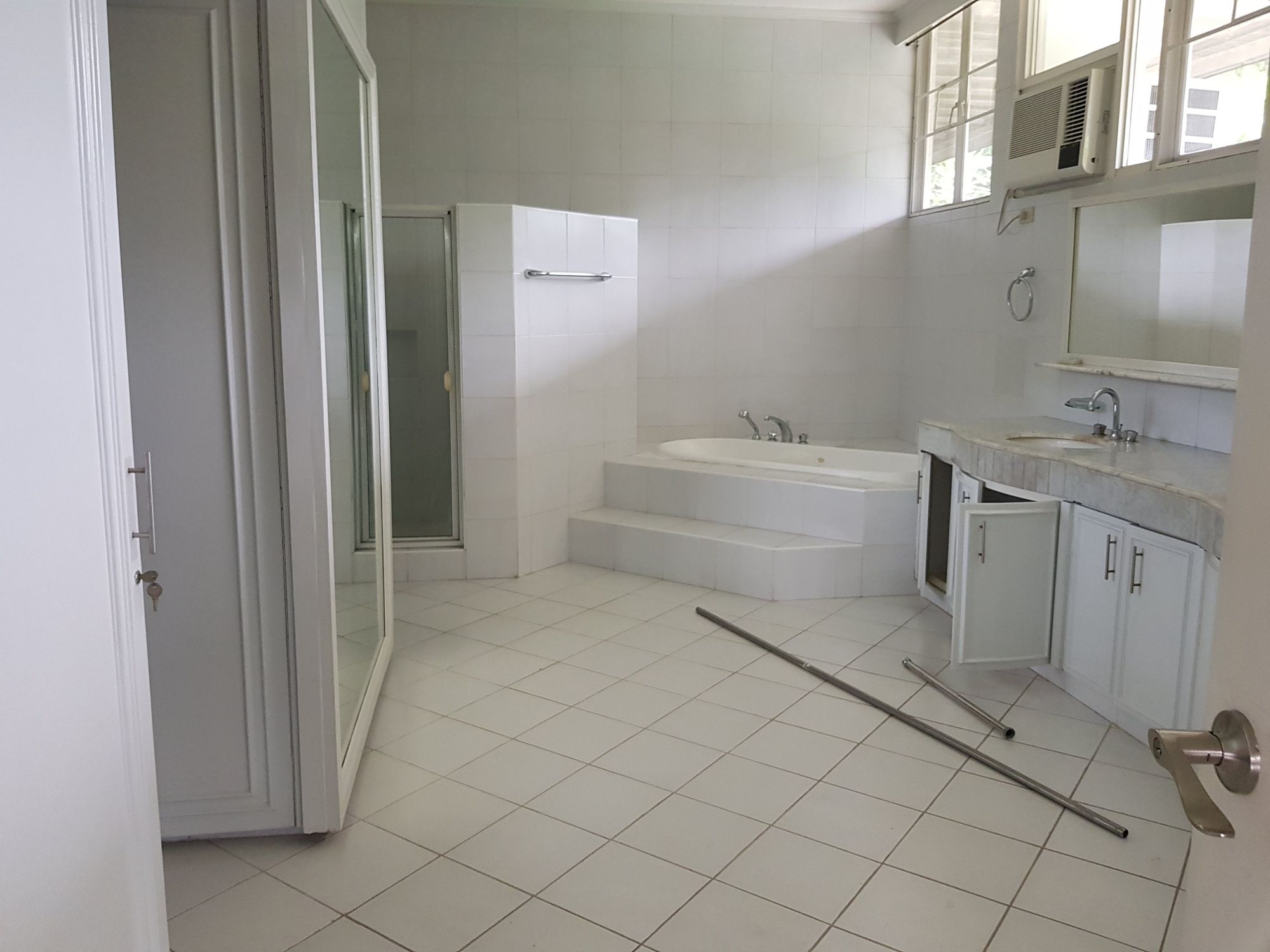 "6BR House for Rent in Dasmari?as Village, Makati"09