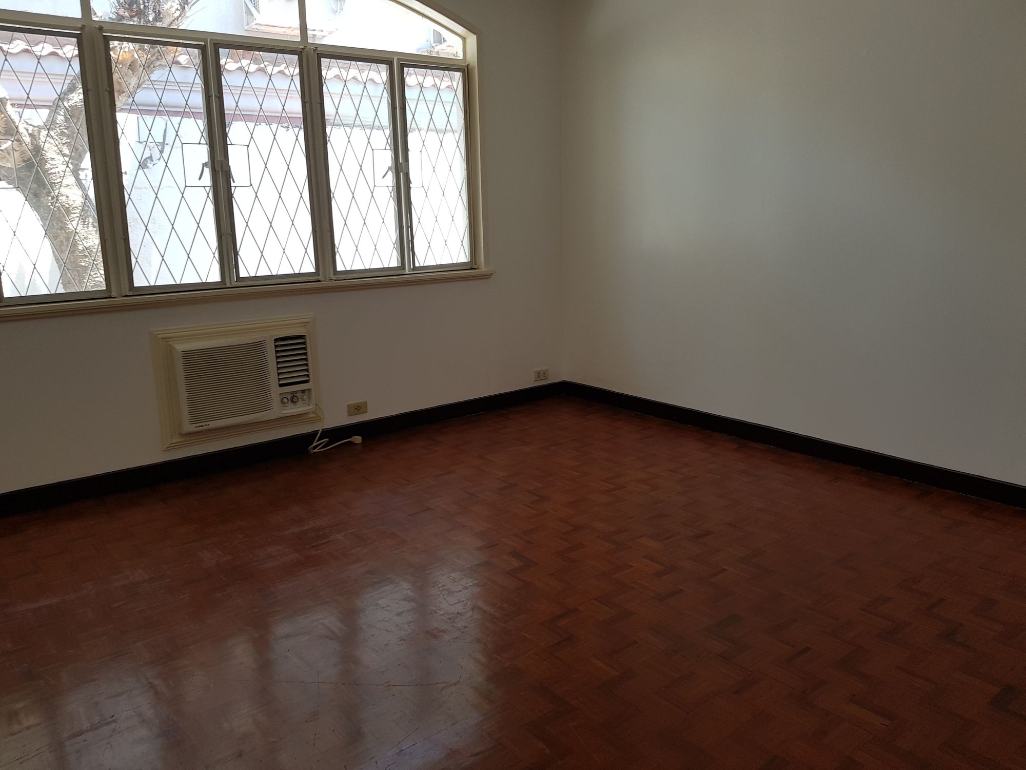 "4BR House for Rent in Dasmari?as Village, Makati"10