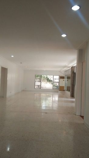 "4BR House for Rent in Dasmari?as Village, Makati"01