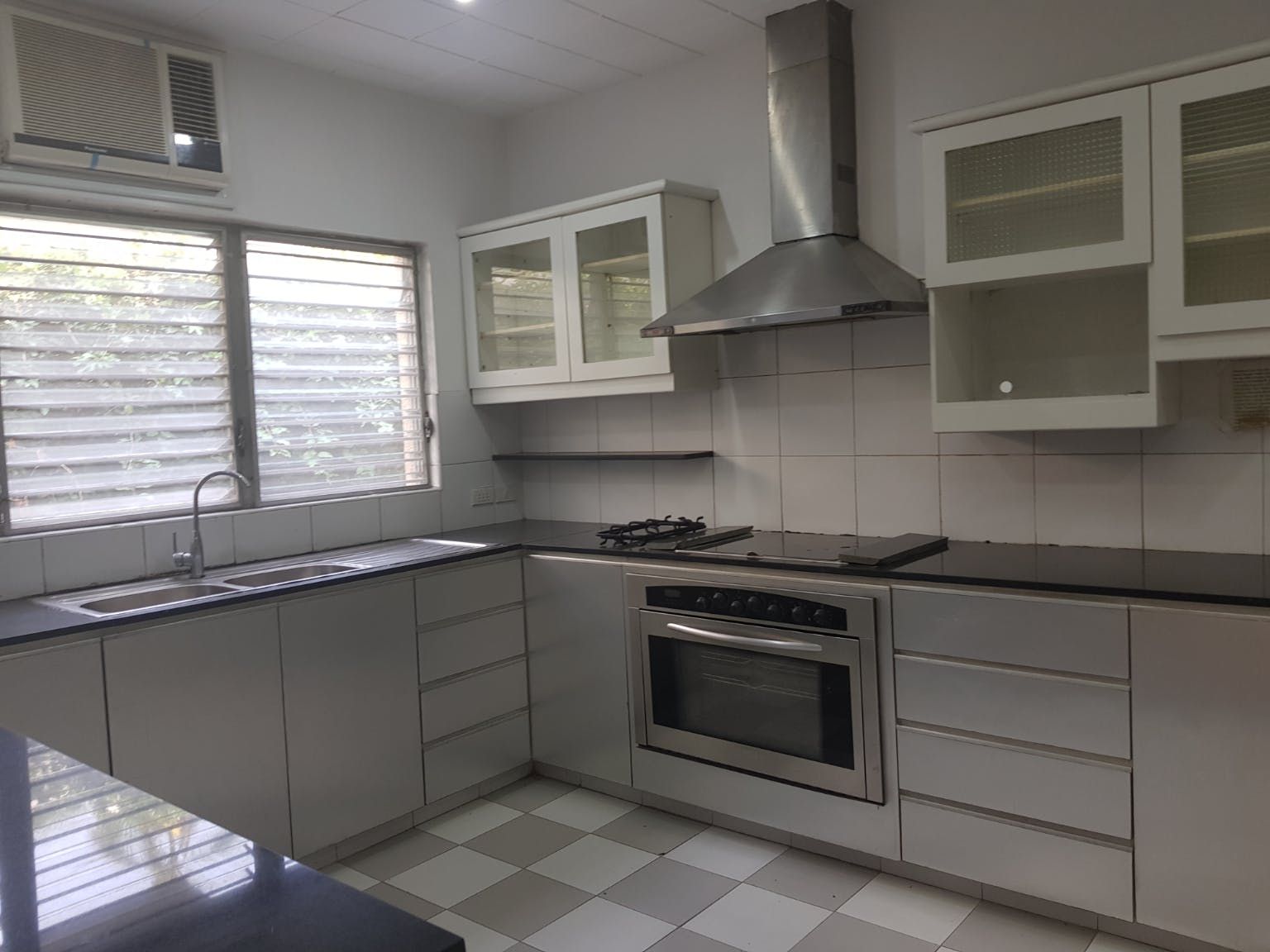 "4BR House for Rent in Dasmari?as Village, Makati"04