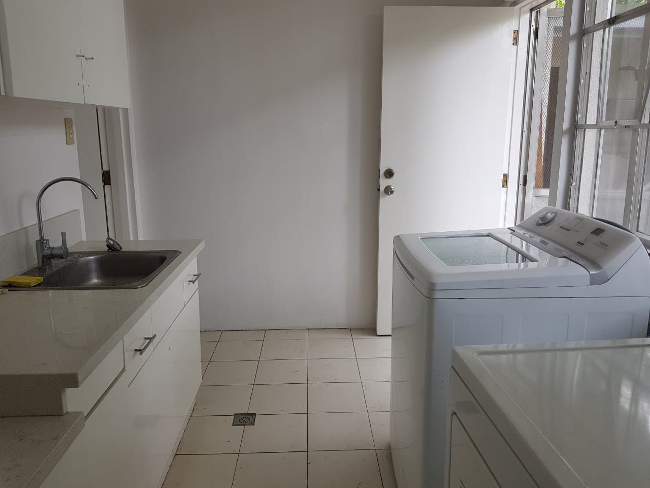 "4BR House for Rent in Dasmari?as Village, Makati"08