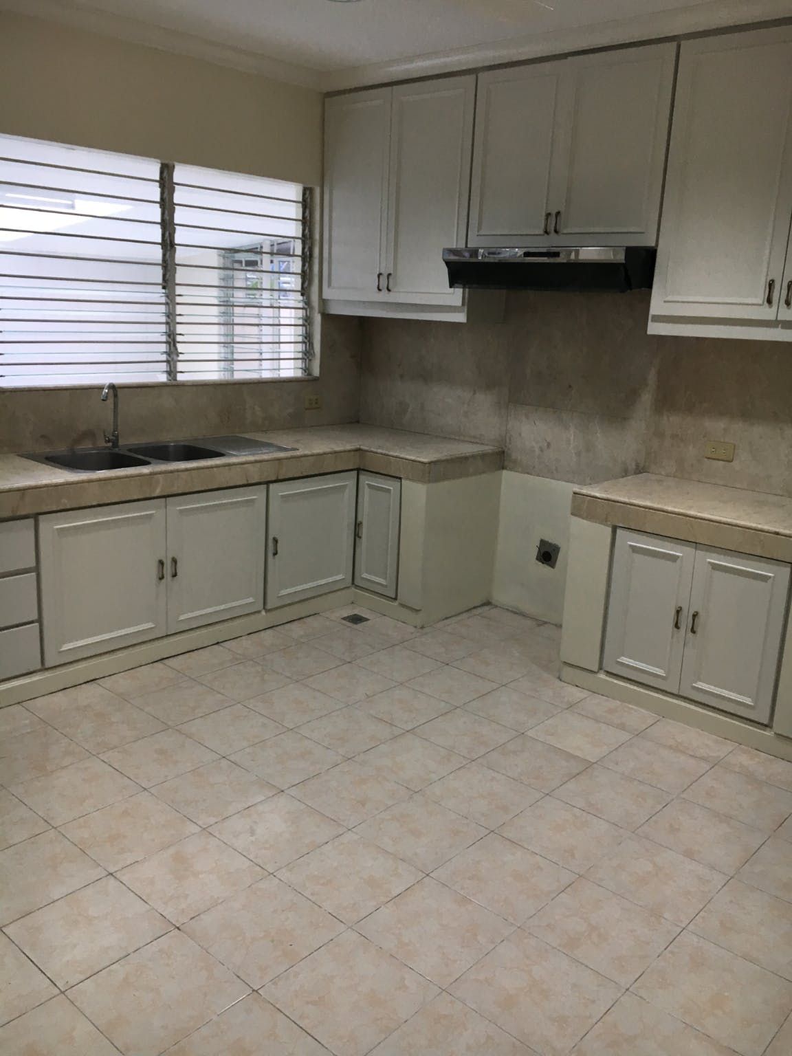 "4BR House for Rent in Loyola Grand Villas, Quezon City"08