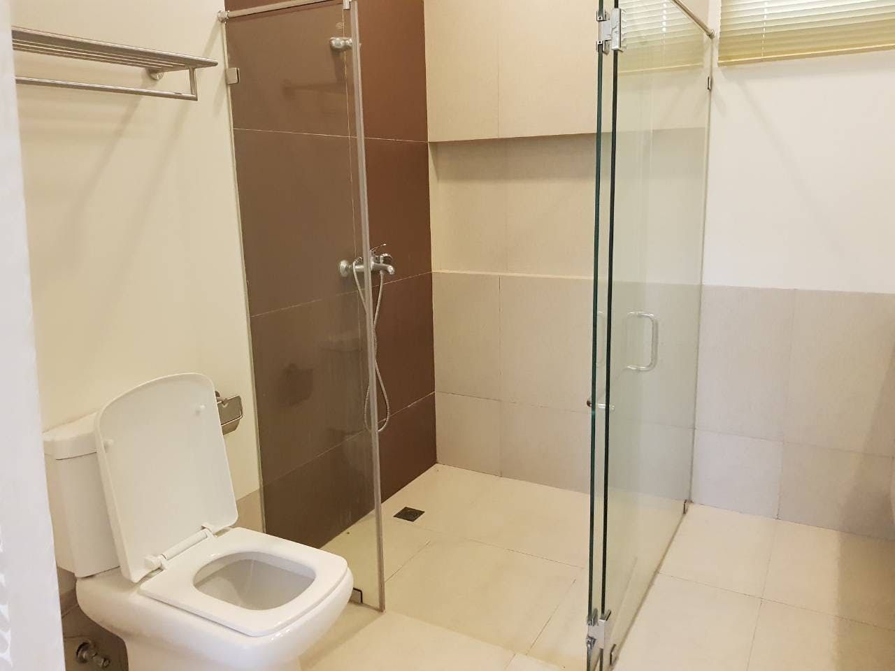 "4BR House for Rent in Urdaneta Village, Makati"06