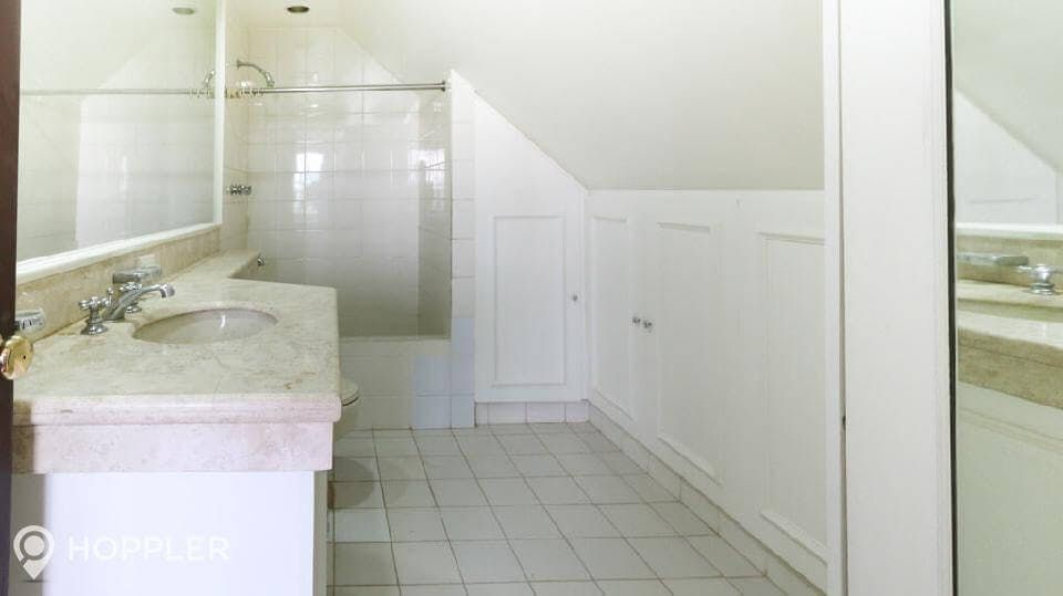 "4BR House for Rent in Ecology Village, Makati"10