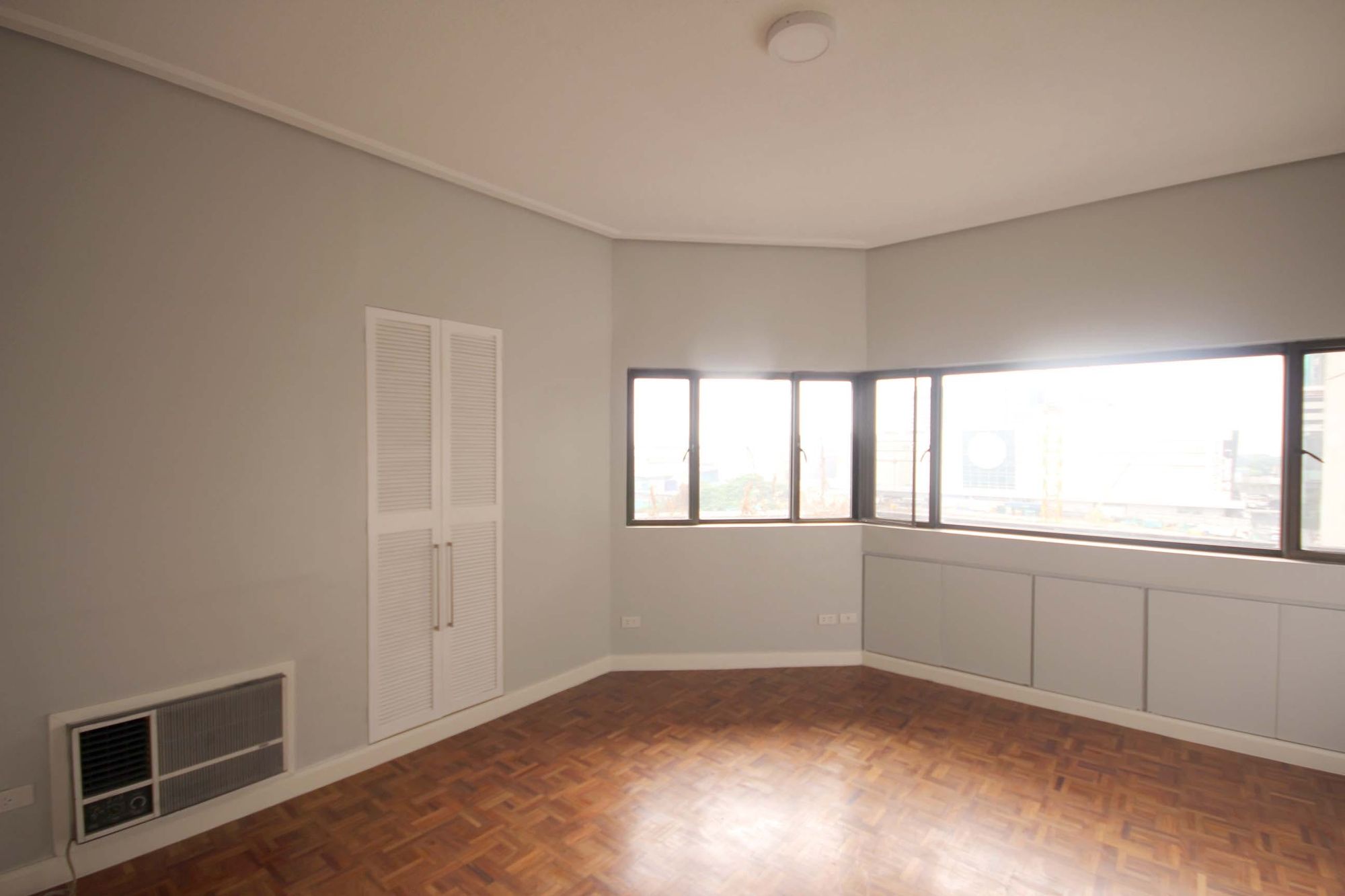 "3BR Condo for Rent in Twin Towers, Urdaneta, Makati"04