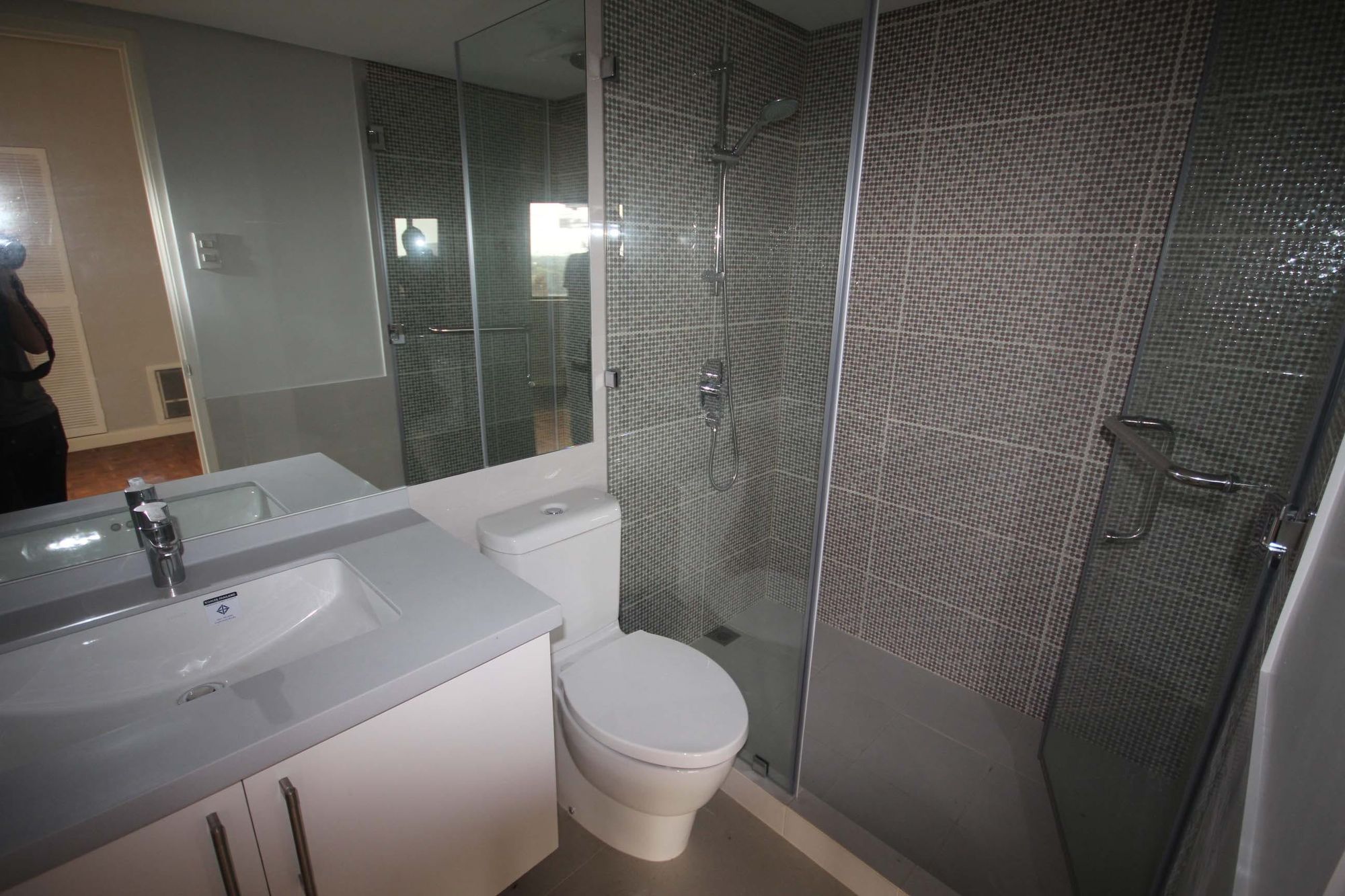 "3BR Condo for Rent in Twin Towers, Urdaneta, Makati"09