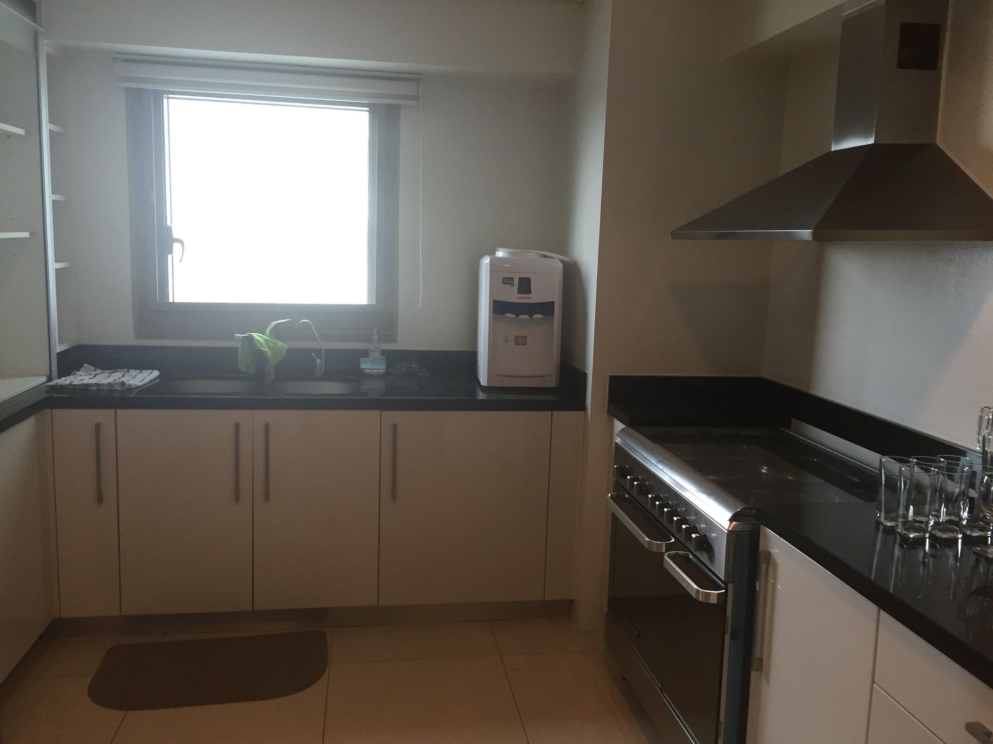 "3BR Condo for Rent in The Residences at Greenbelt, Legazpi Village, Ma"04