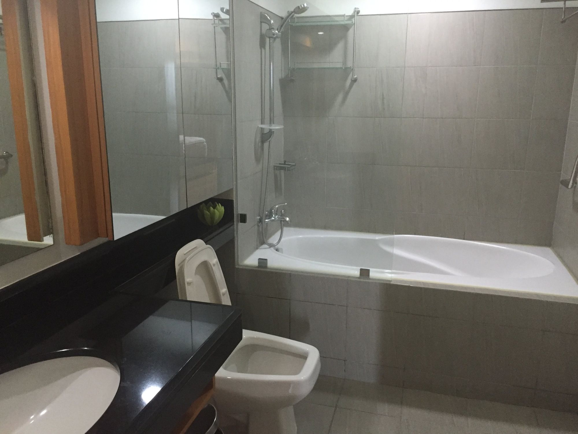 "3BR Condo for Rent in The Residences at Greenbelt, Legazpi Village, Ma"08