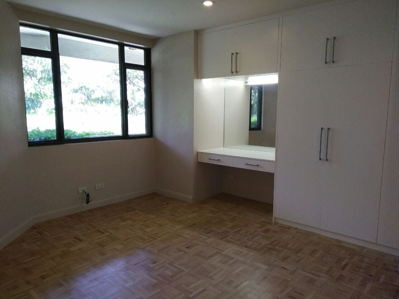 "2BR Condo for Rent in Twin Towers, Urdaneta, Makati"10