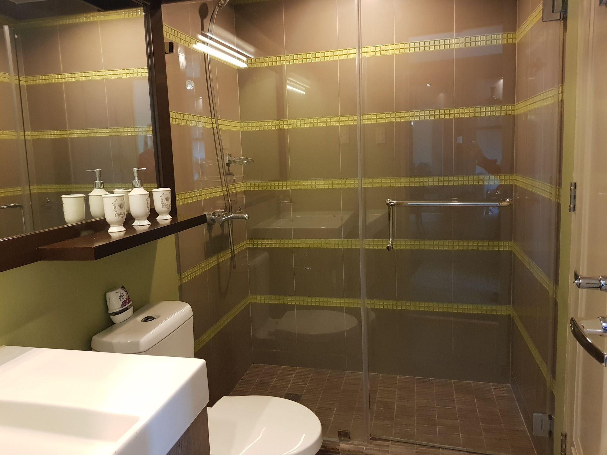 "1BR Condo for Rent in Edades Tower and Garden Villas, Rockwell Center,"07