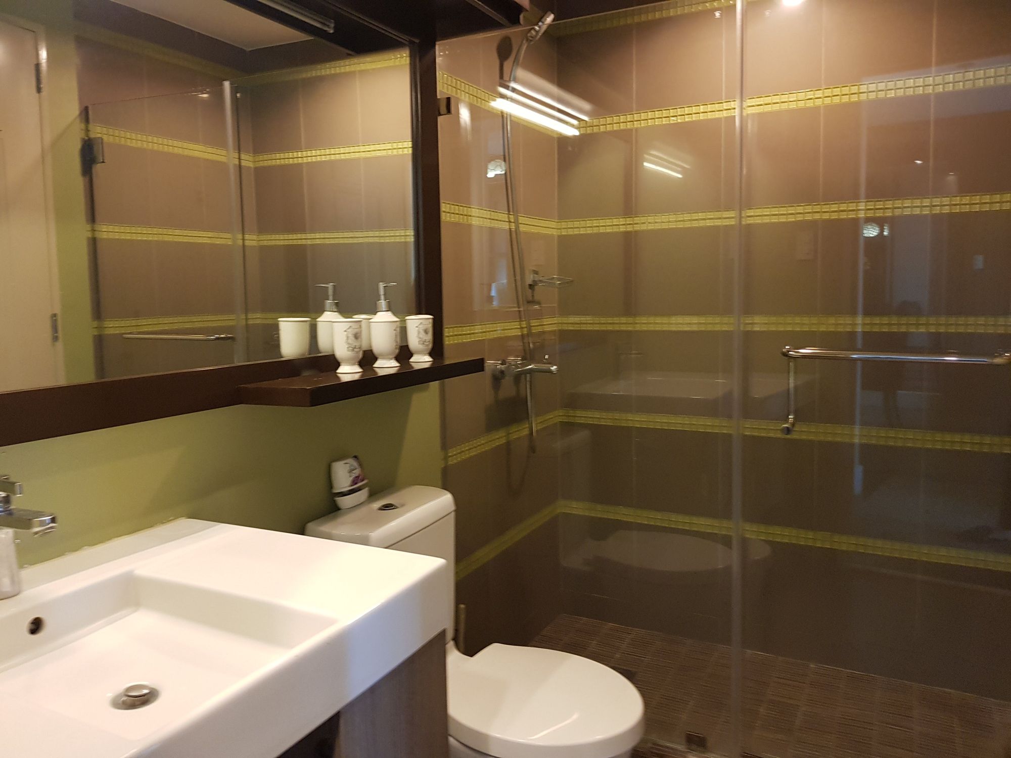 "1BR Condo for Rent in Edades Tower and Garden Villas, Rockwell Center,"09
