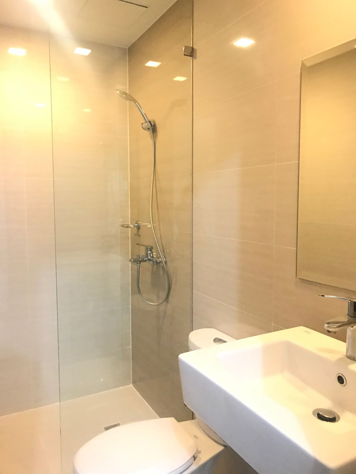 "Studio Condo for Rent in Paseo Heights, Salcedo Village, Makati"04