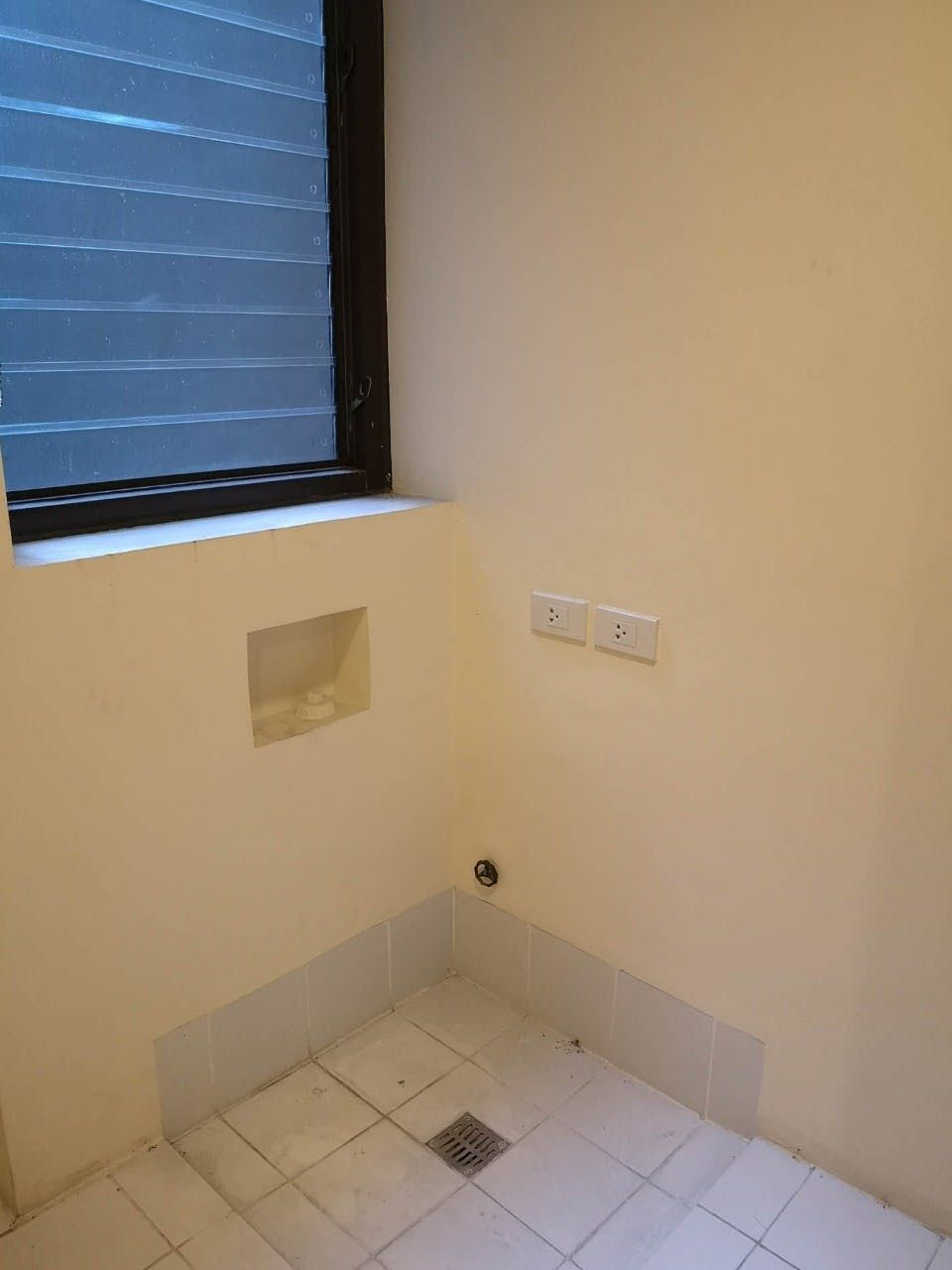"4BR Condo for Rent in 205 Santolan, Horseshoe, Quezon City"08