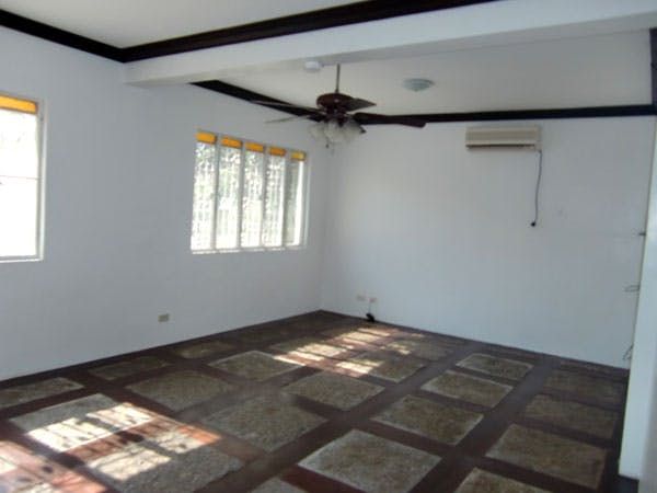 "4BR House for Rent in Dasmari?as Village, Makati"06