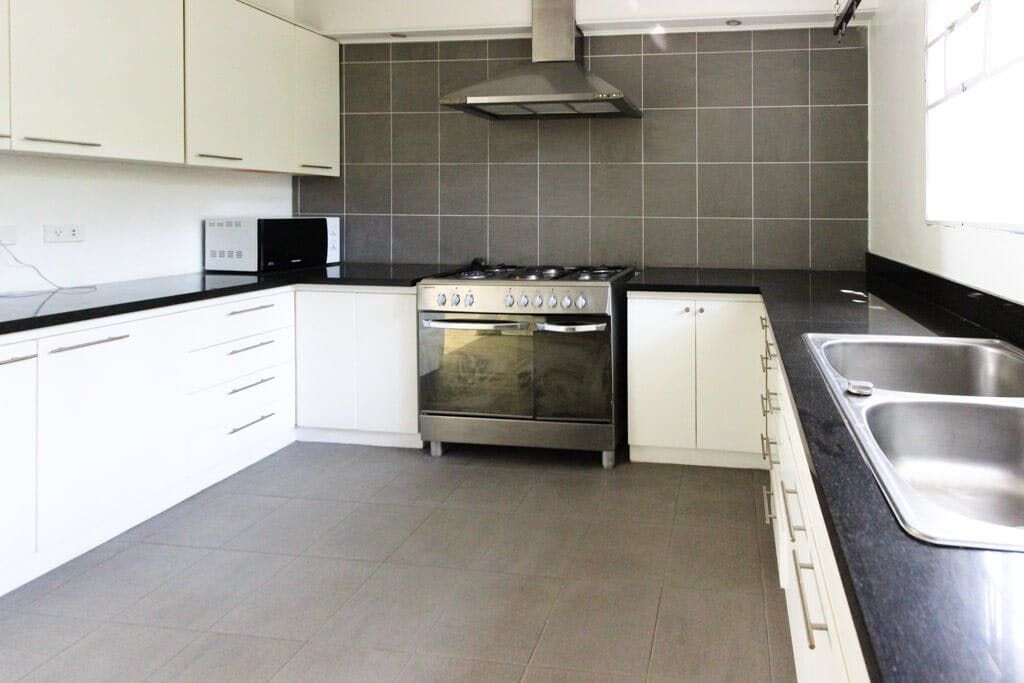 "4BR House for Rent in Dasmari?as Village, Makati"08