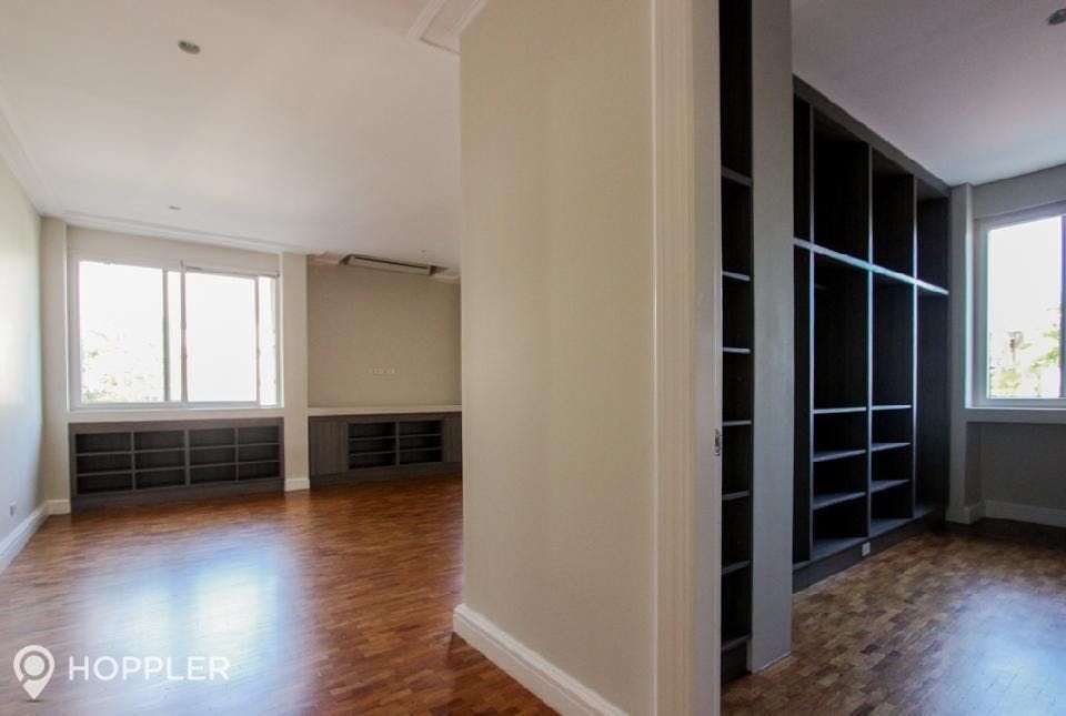 "4BR House for Rent in Dasmari?as Village, Makati"08