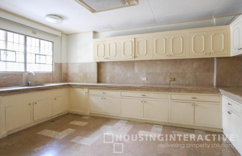 "6BR House for Rent in Dasmari?as Village, Makati"06