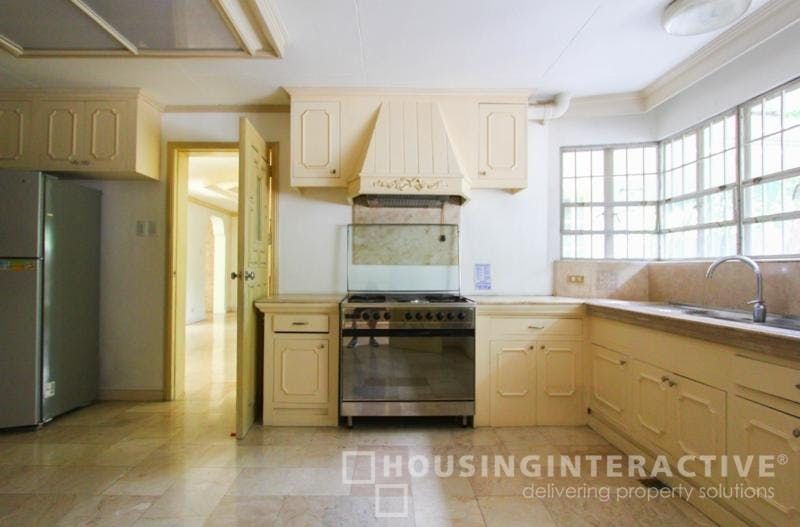 "6BR House for Rent in Dasmari?as Village, Makati"08