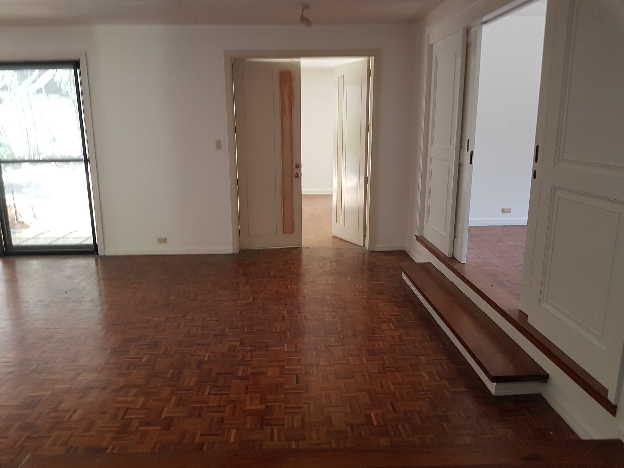 "4BR House for Rent in Dasmari?as Village, Makati"05