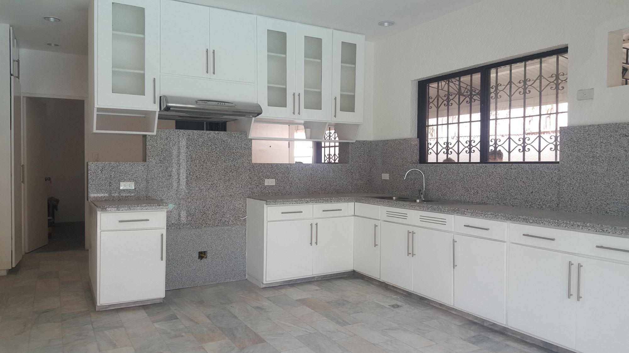 "4BR House for Rent in Dasmari?as Village, Makati"07