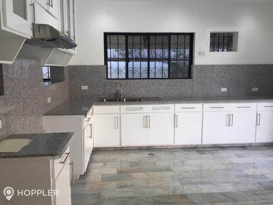 "4BR House for Rent in Dasmari?as Village, Makati"08