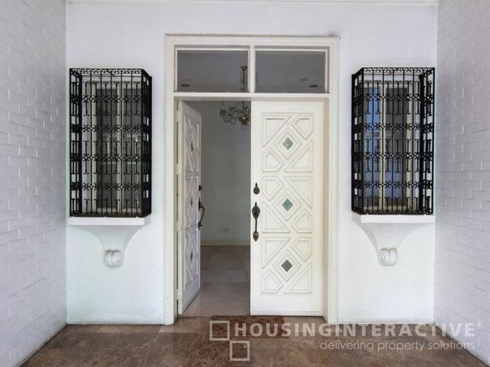 "4BR House for Rent in Dasmari?as Village, Makati"01