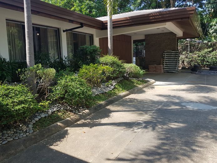 "4BR House for Rent in Dasmari?as Village, Makati"01