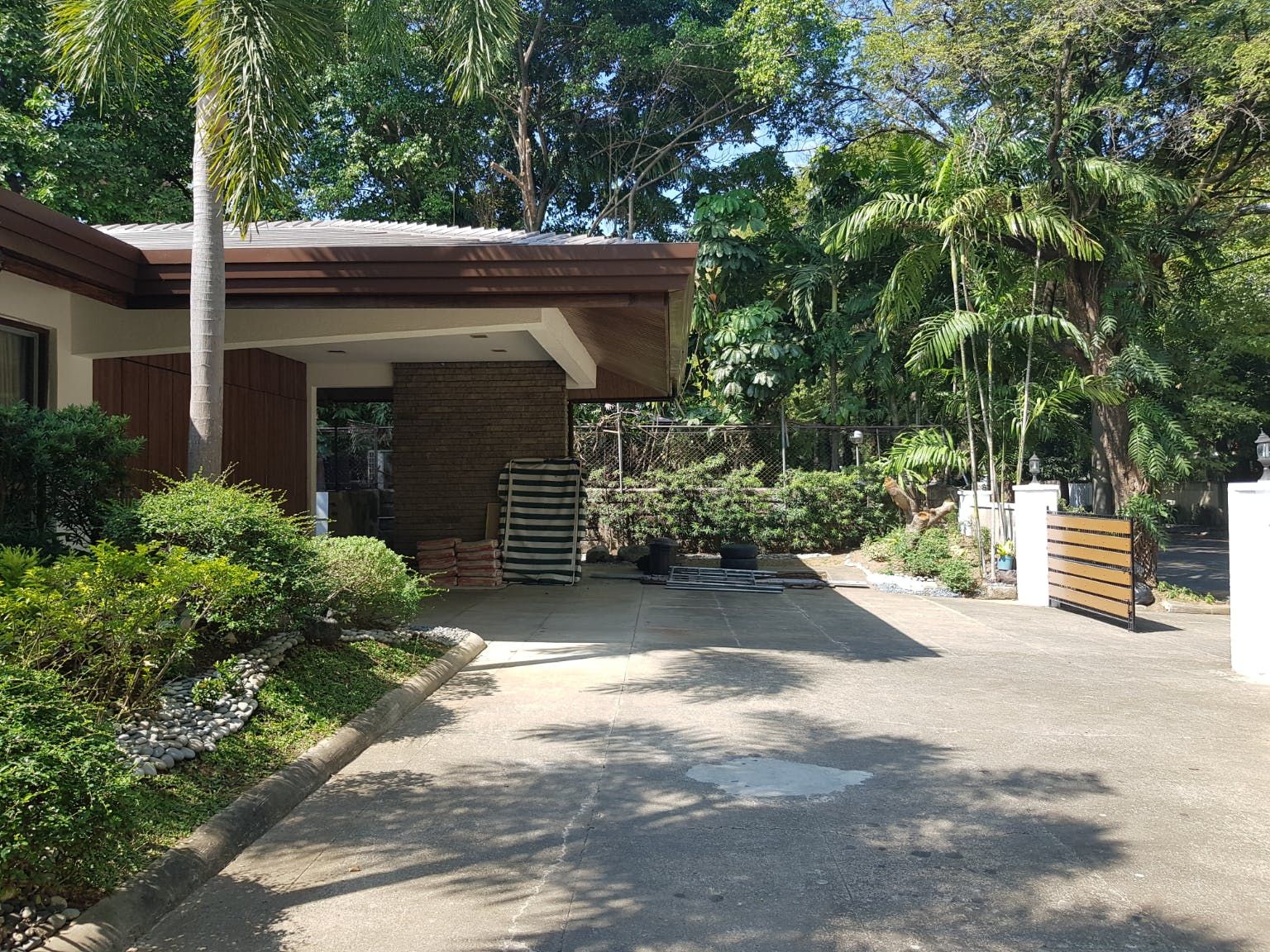 "4BR House for Rent in Dasmari?as Village, Makati"07