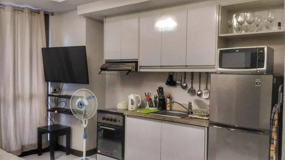 "1BR Condo for Rent in KL Tower, Legazpi Village, Makati"01