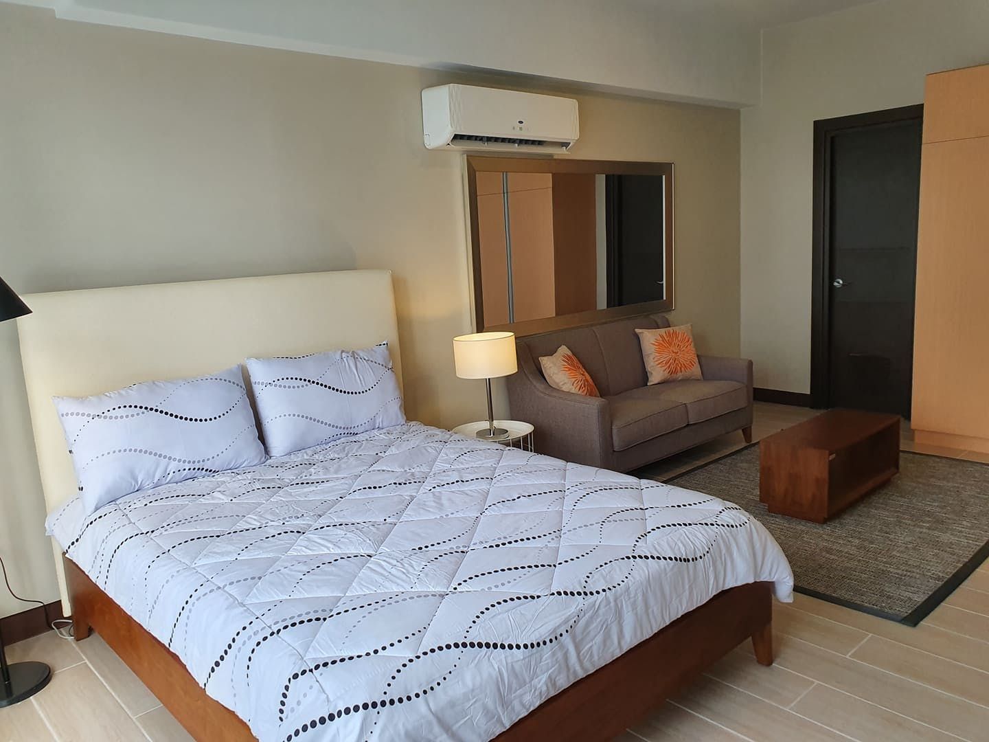 "Studio Condo for Rent in Three Central, Salcedo Village, Makati"06