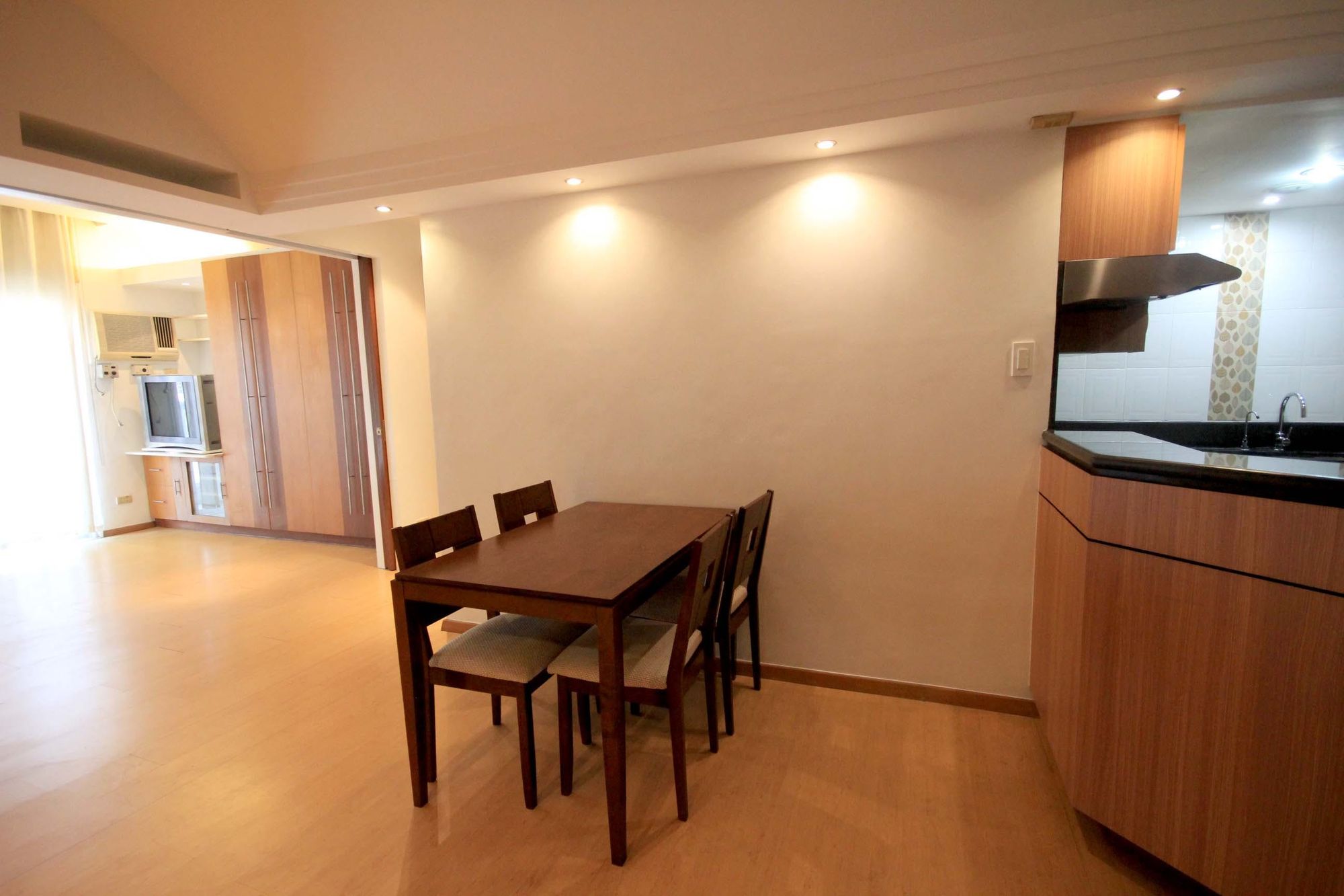 "1BR Condo for Rent in Elizabeth Place, Salcedo Village, Makati"04