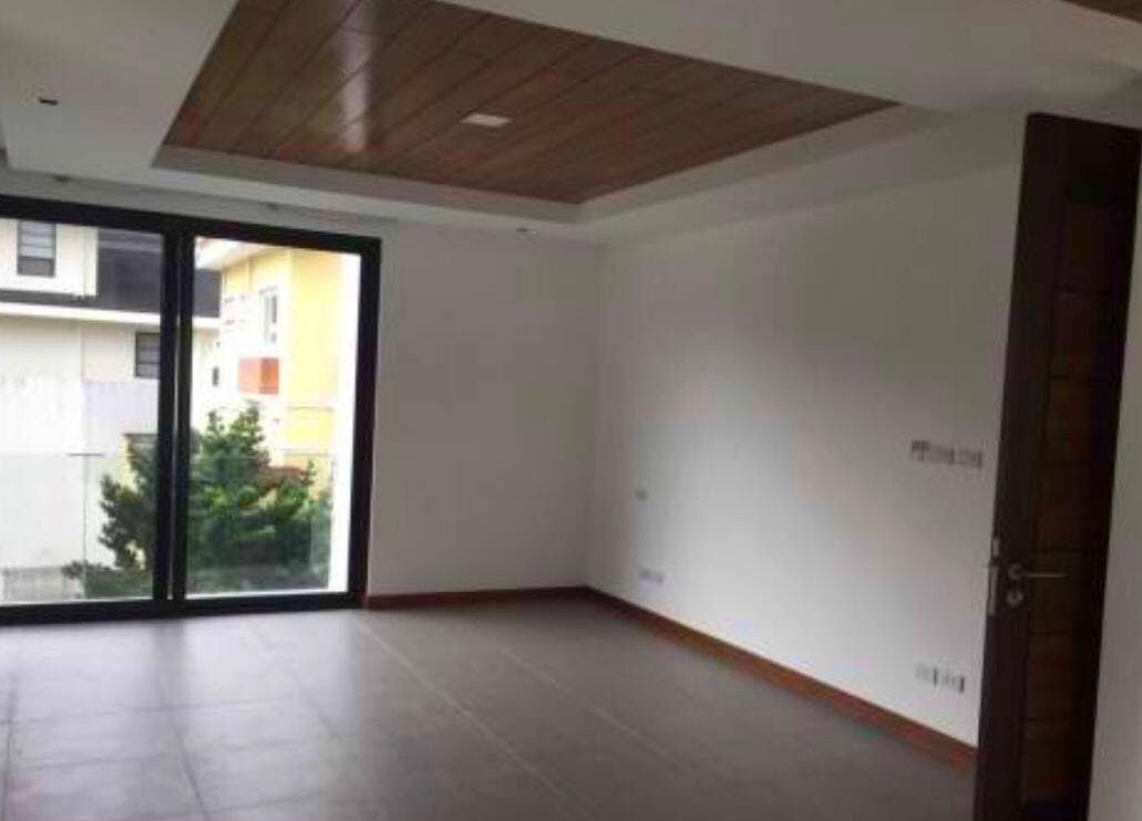 "5BR House for Rent in McKinley Hill, Taguig"10