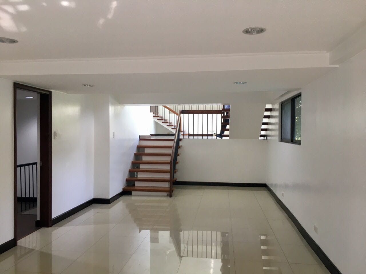 "5BR House for Rent in Dasmari?as Village, Makati"03