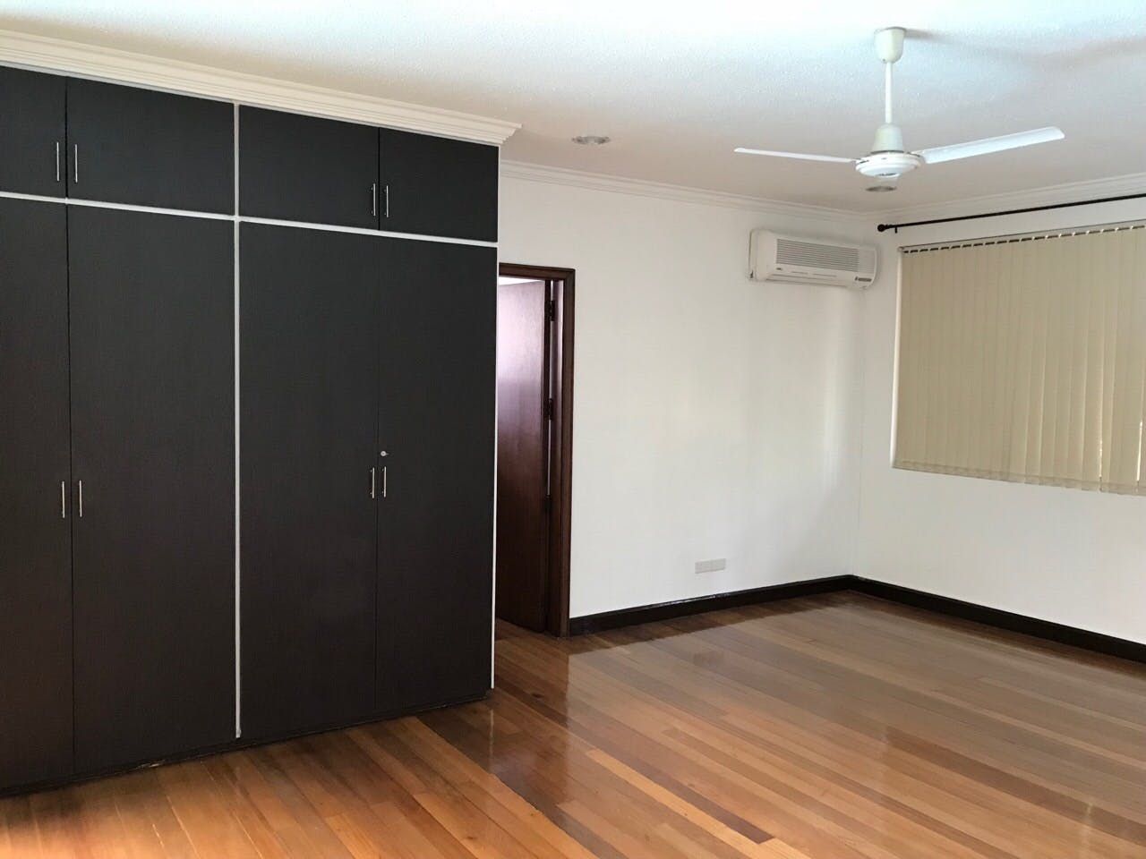 "5BR House for Rent in Dasmari?as Village, Makati"07