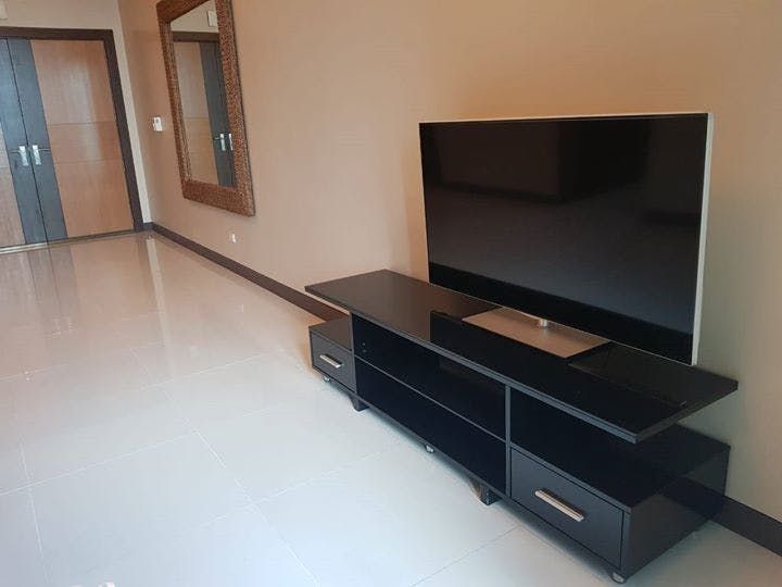 "3BR Condo for Rent in 8 Forbes Town Road, BGC - Bonifacio Global City,"05