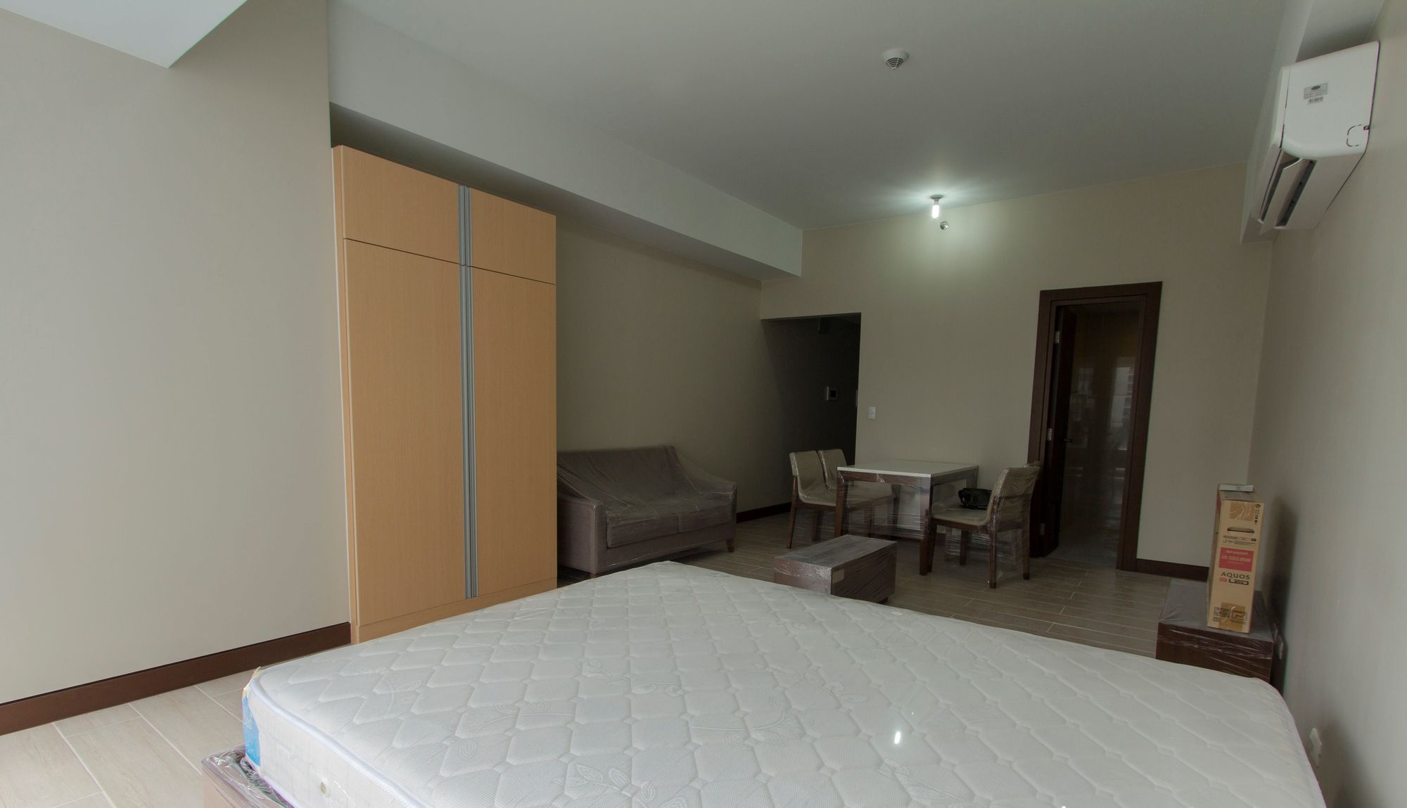 "Studio Condo for Rent in Three Central, Salcedo Village, Makati"10