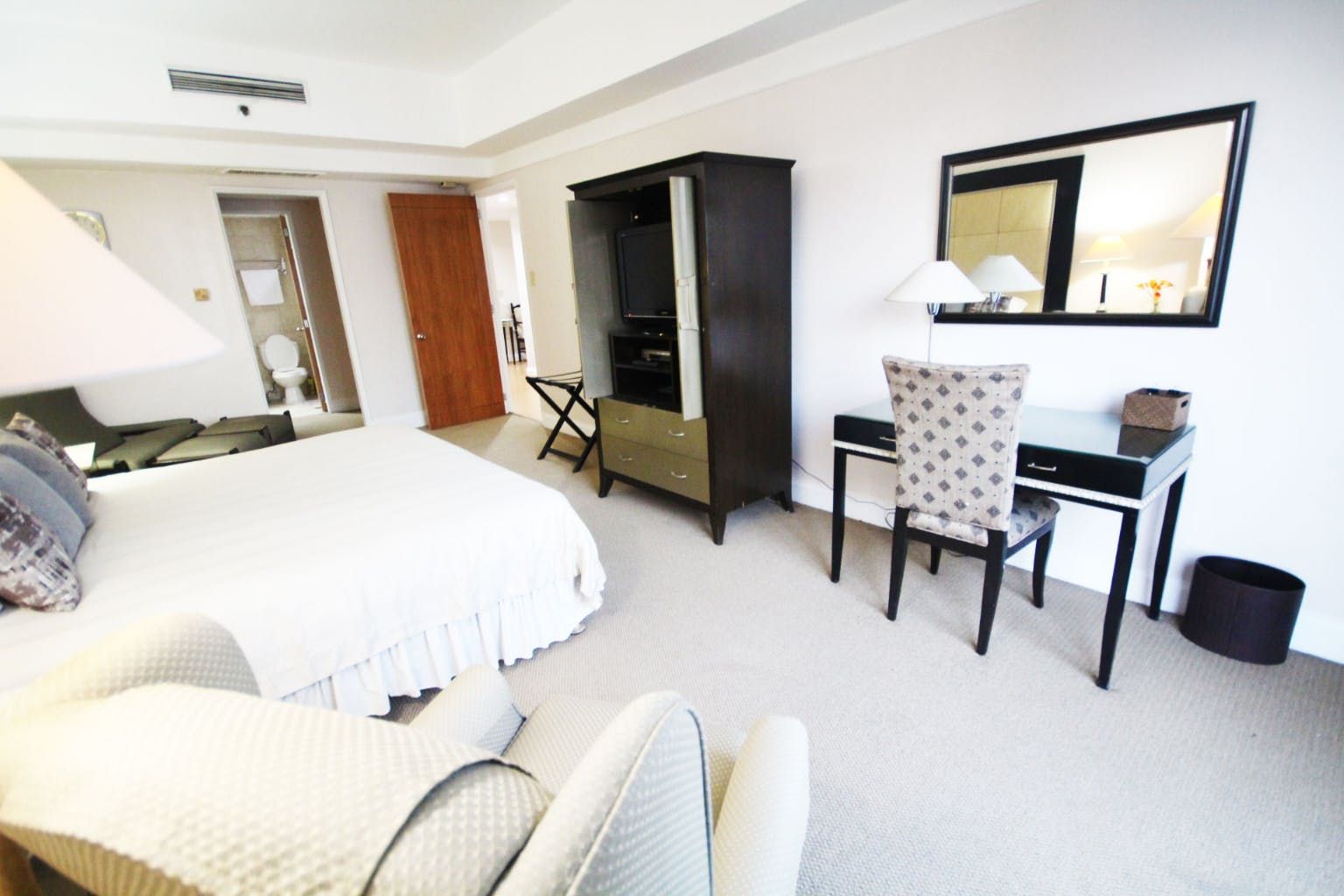 "2BR Condo for Rent in Somerset Millennium Suites, Legazpi Village, Mak"04