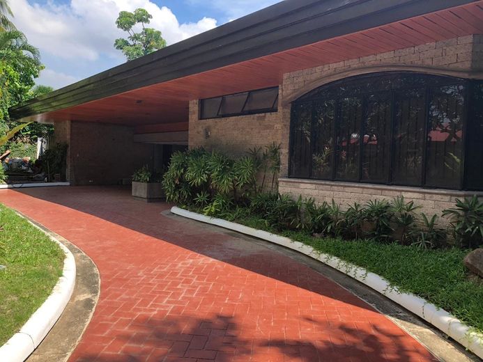 "4BR House for Rent in Dasmari?as Village, Makati"01