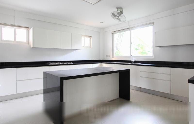 "5BR House for Rent in Dasmari?as Village, Makati"01