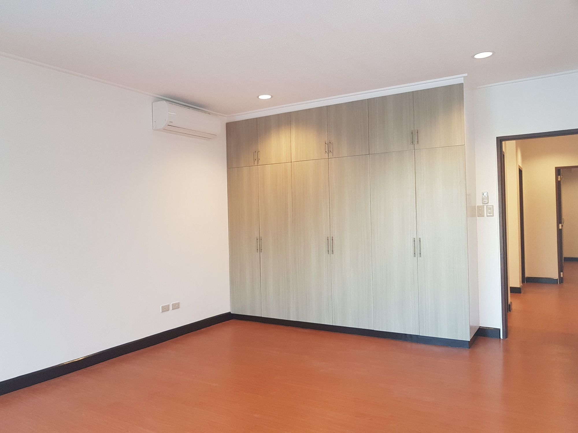 "5BR House for Rent in Dasmari?as Village, Makati"06