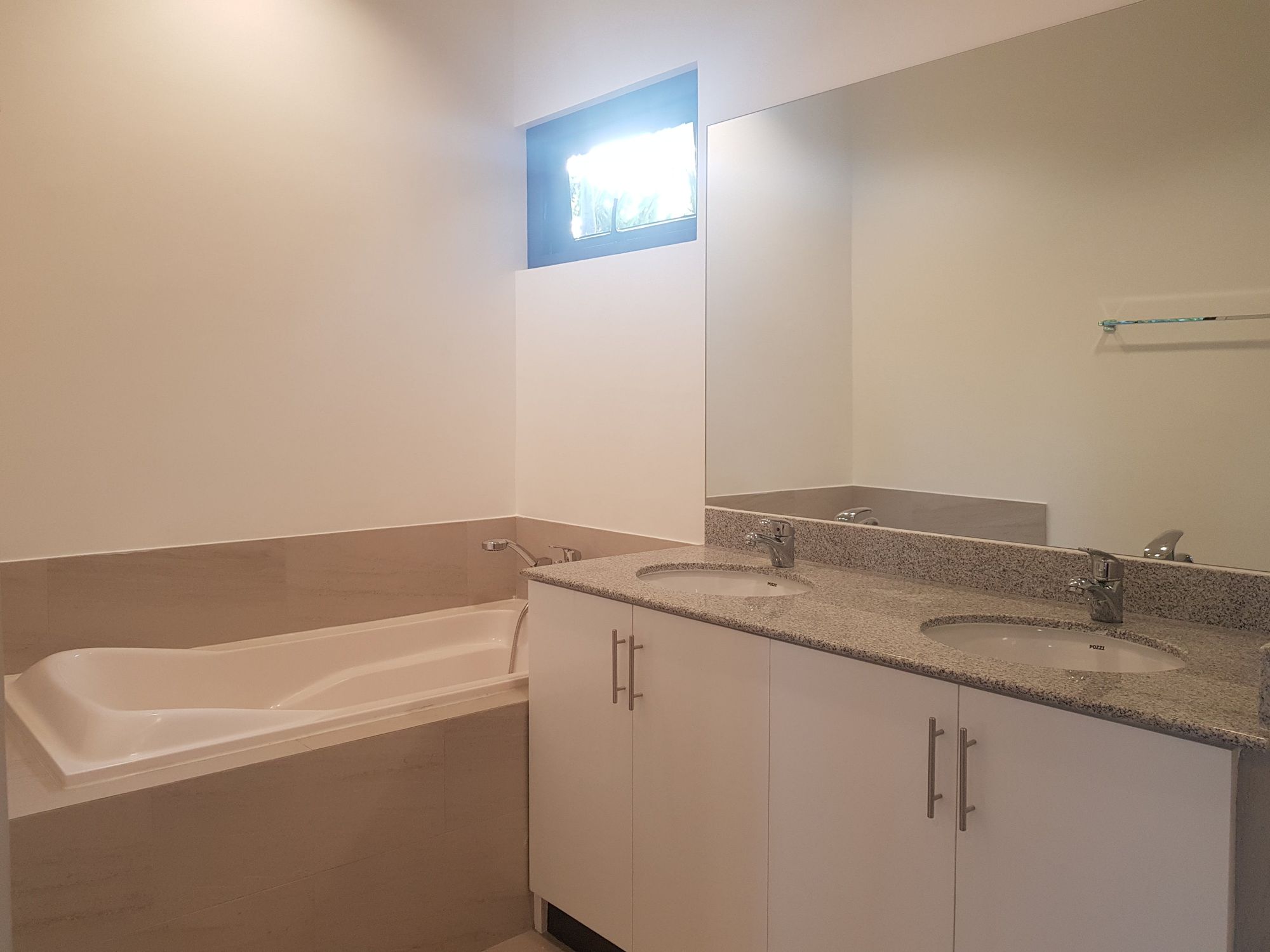 "5BR House for Rent in Dasmari?as Village, Makati"09