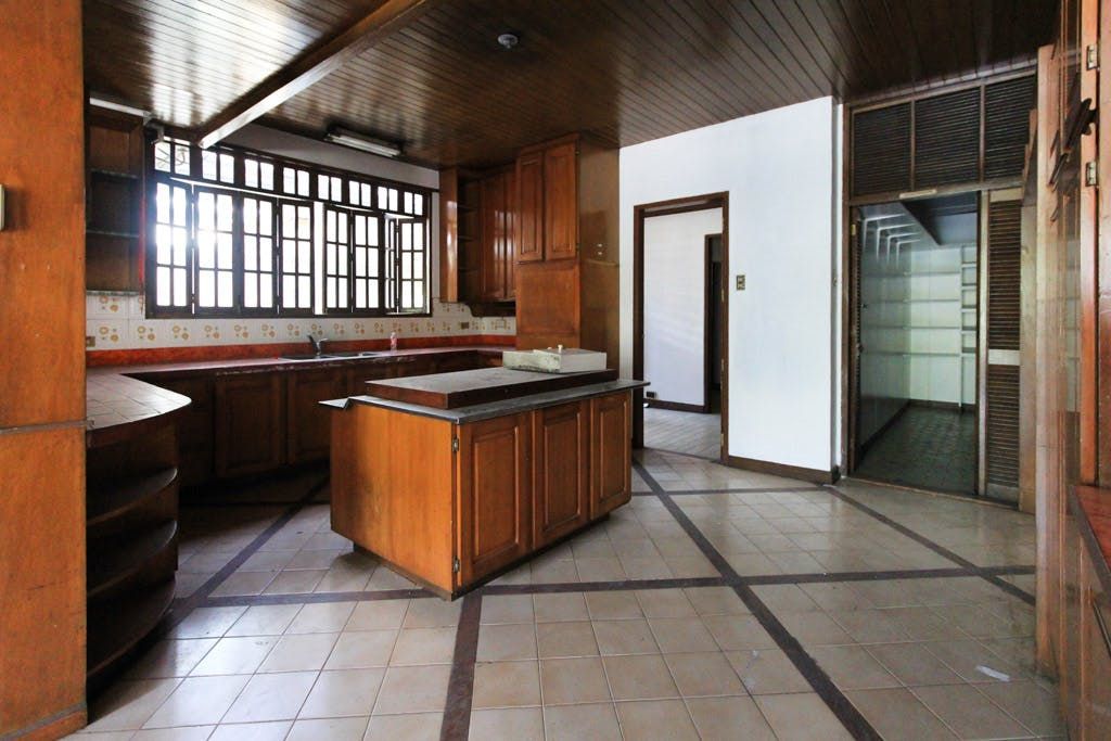 "4BR House for Rent in Magallanes, Makati"08