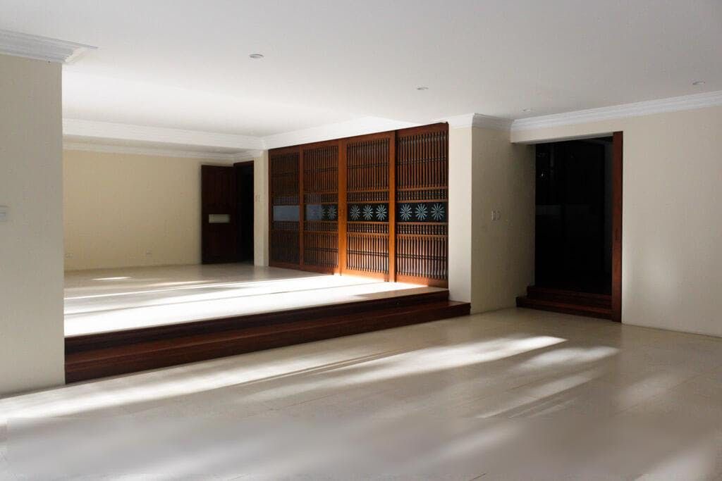 "5BR House for Rent in Dasmari?as Village, Makati"06