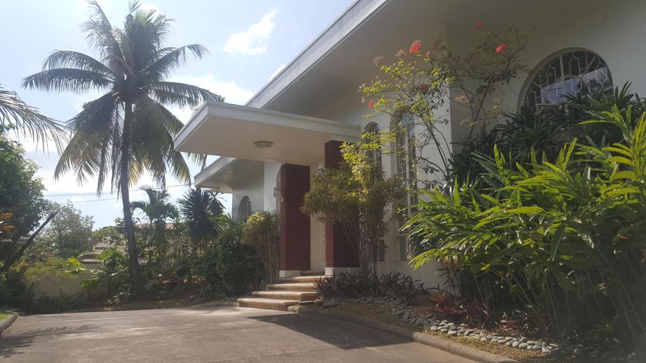 "6BR House for Rent in Dasmari?as Village, Makati"01