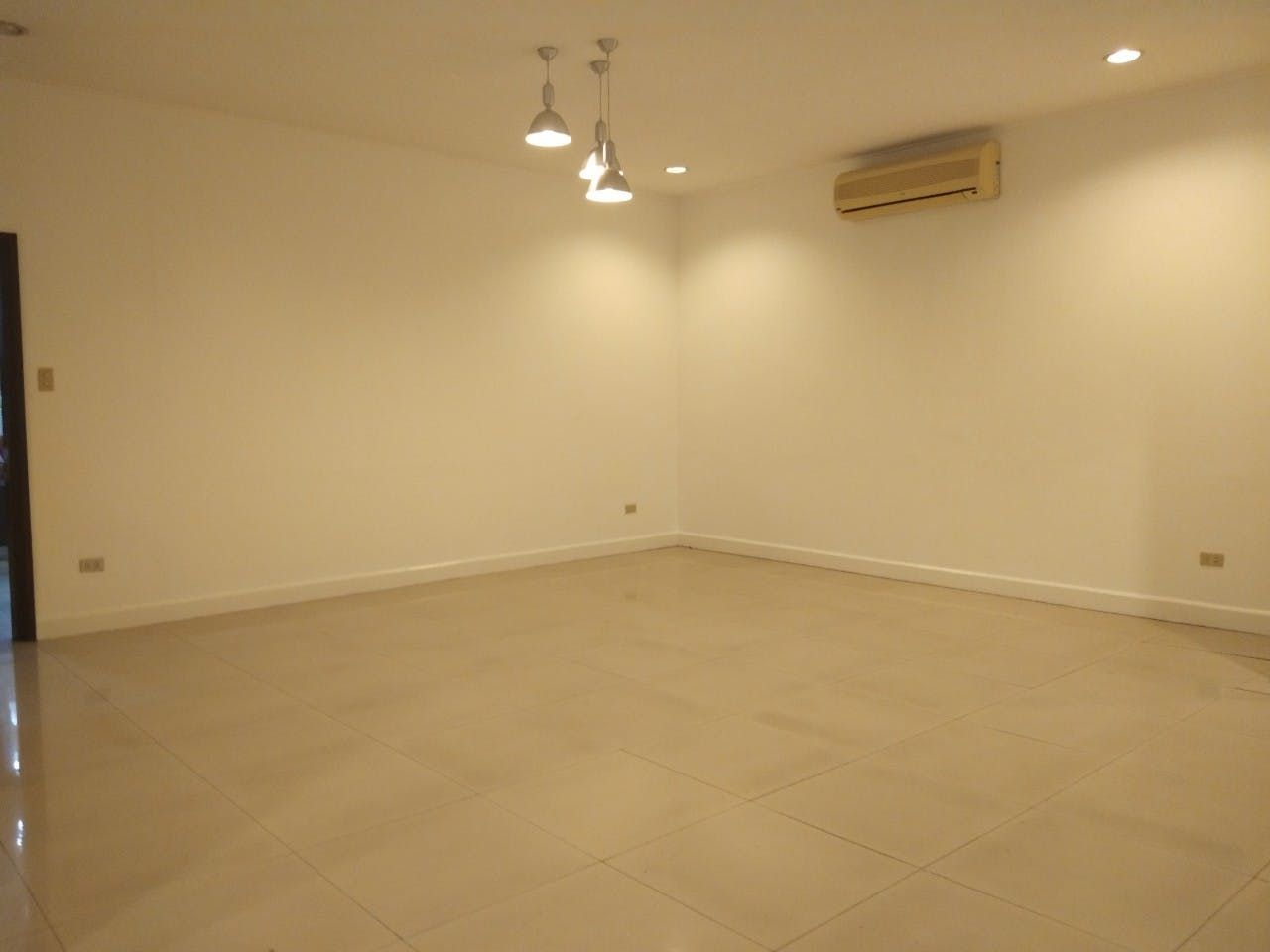 "4BR House for Rent in Dasmari?as Village, Makati"04