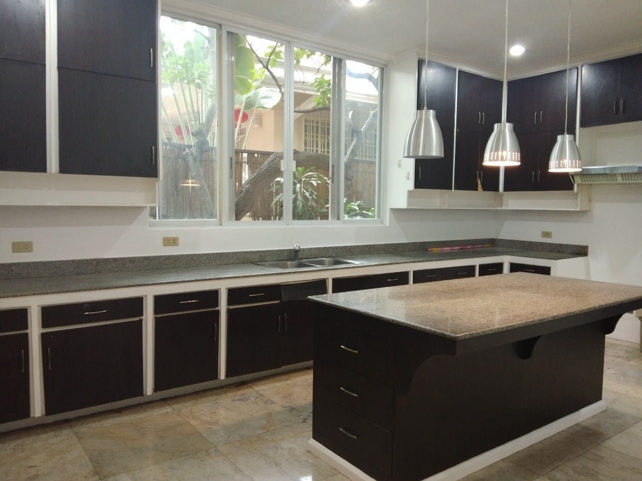 "4BR House for Rent in Dasmari?as Village, Makati"07