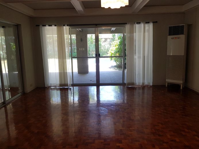 "4BR House for Rent in Dasmari?as Village, Makati"01